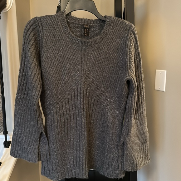 G.I.L.I grey flare sweater - Picture 2 of 5